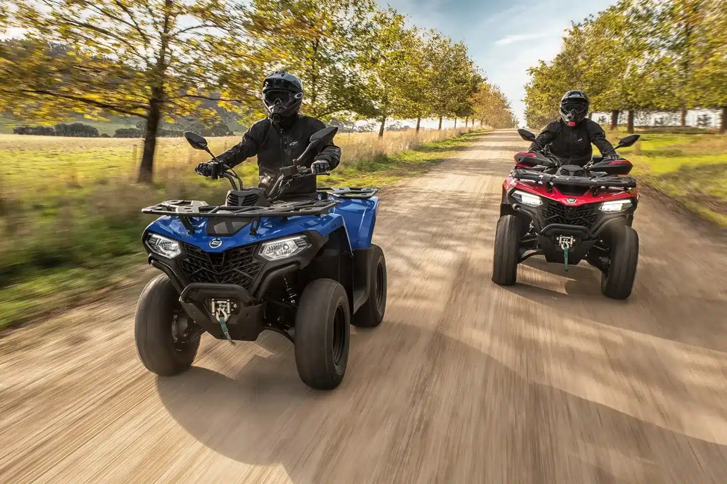 Quady CFMOTO CFORCE 450 i CFORCE 520 podczas jazdy po szutrowej drodze